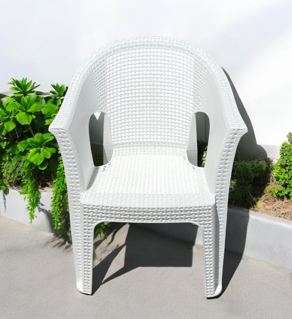 Outdoor set: 4 chairs + table - Plastic - White