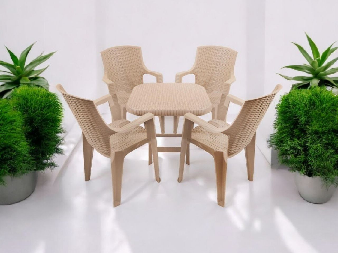 Outdoor set: 4 chairs + table - Plastic - Beige