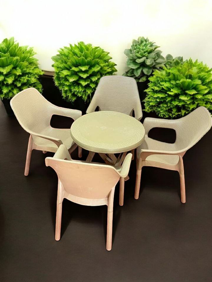 Outdoor set: 4 chairs + table - Plastic - Beige