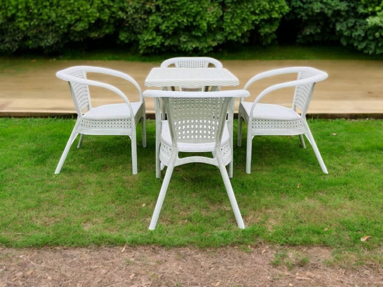 Outdoor set: 4 chairs + table - Plastic - White