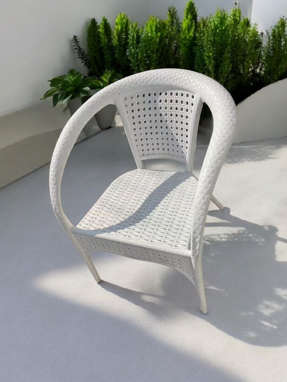 Outdoor set: 4 chairs + table - Plastic - White
