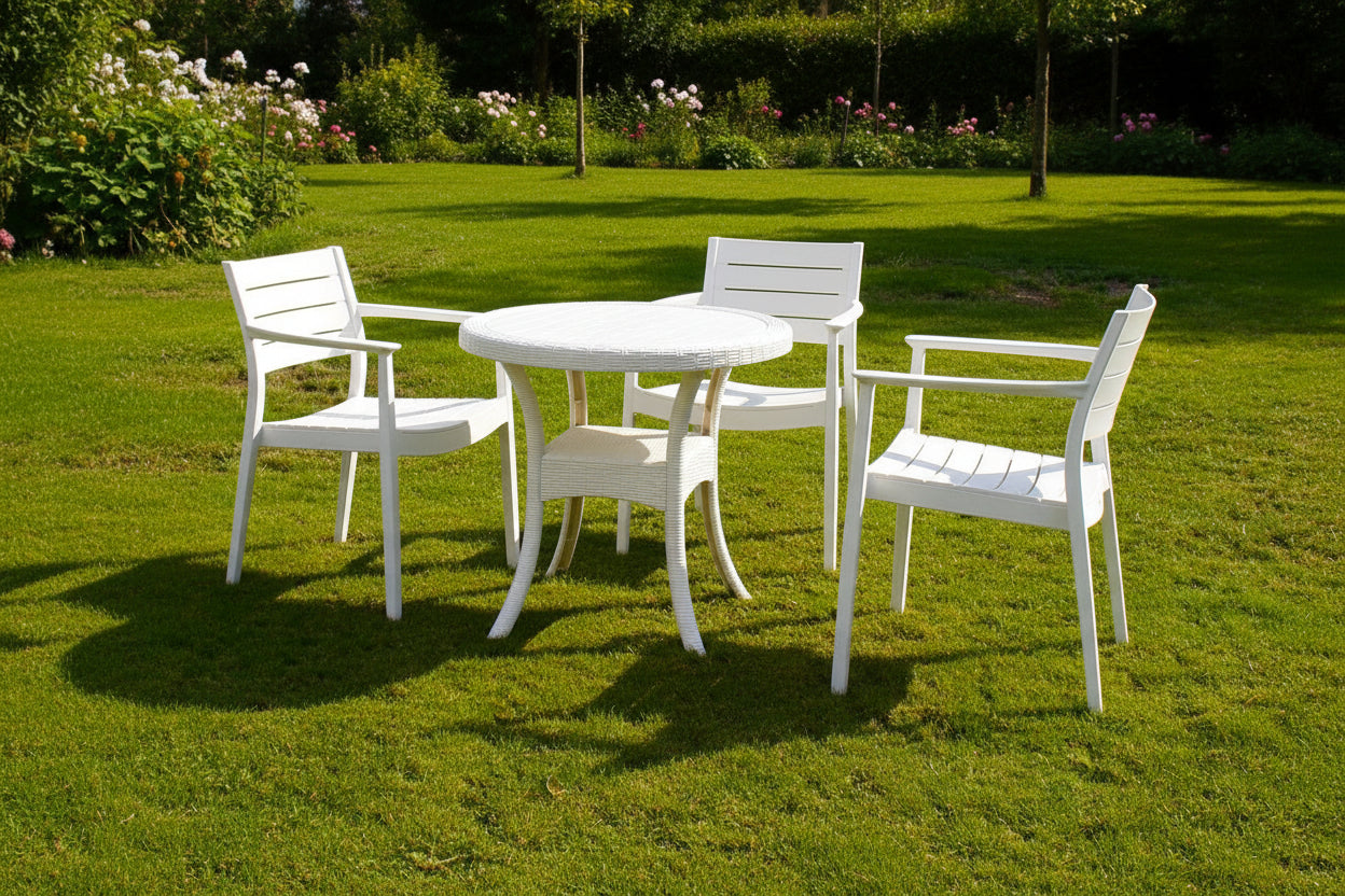 Outdoor set: 4 chairs + table - Plastic - White