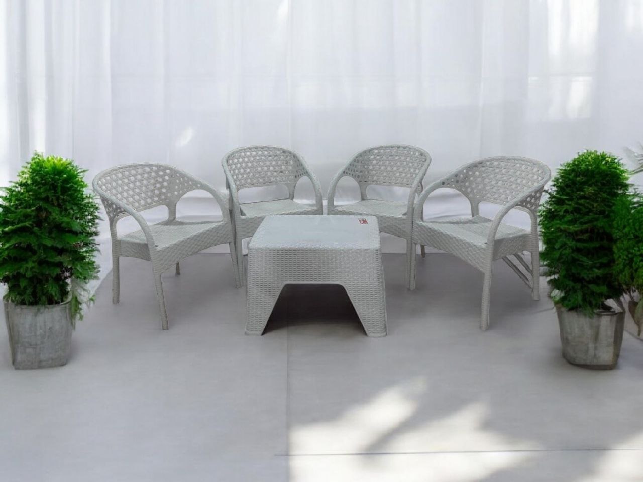 Outdoor set: 4 chairs + table - Plastic - White