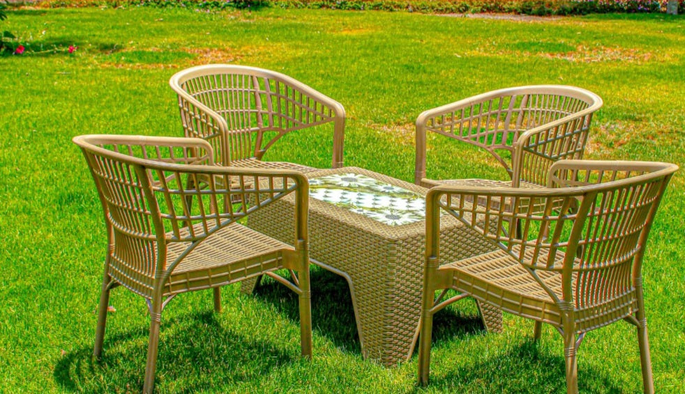 Outdoor set: 4 chairs + table - Plastic - Beige