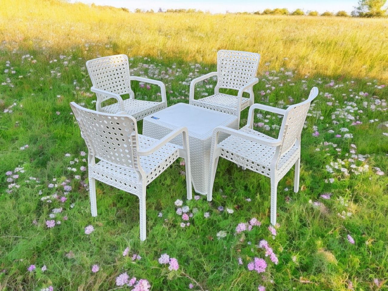 Outdoor set: 4 chairs + table - Plastic - White