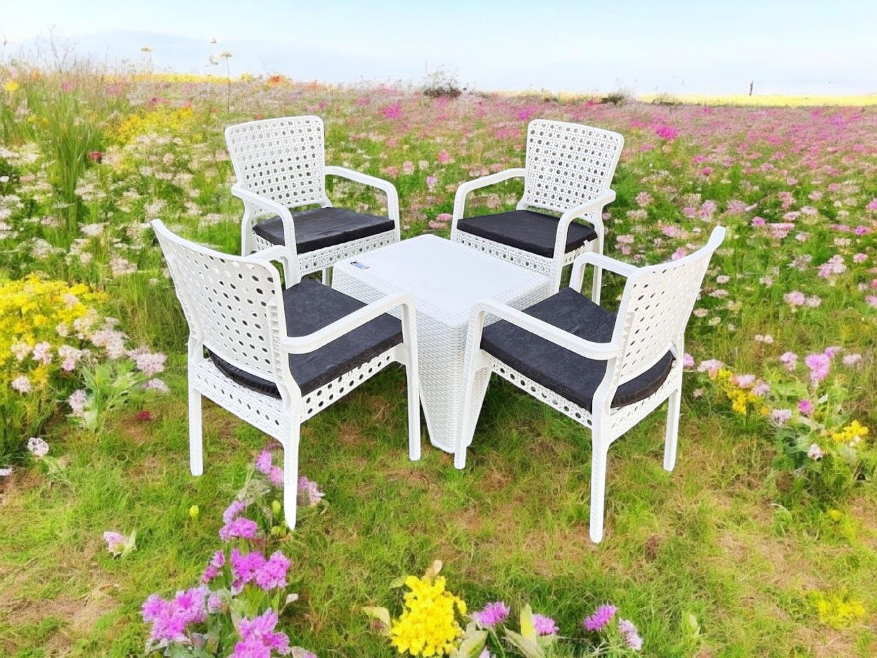 Outdoor set: 4 chairs + table - Plastic - White