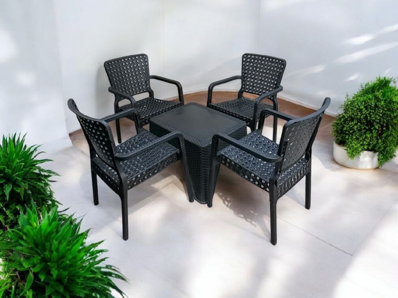 Outdoor set: 4 chairs + table - Plastic - Black