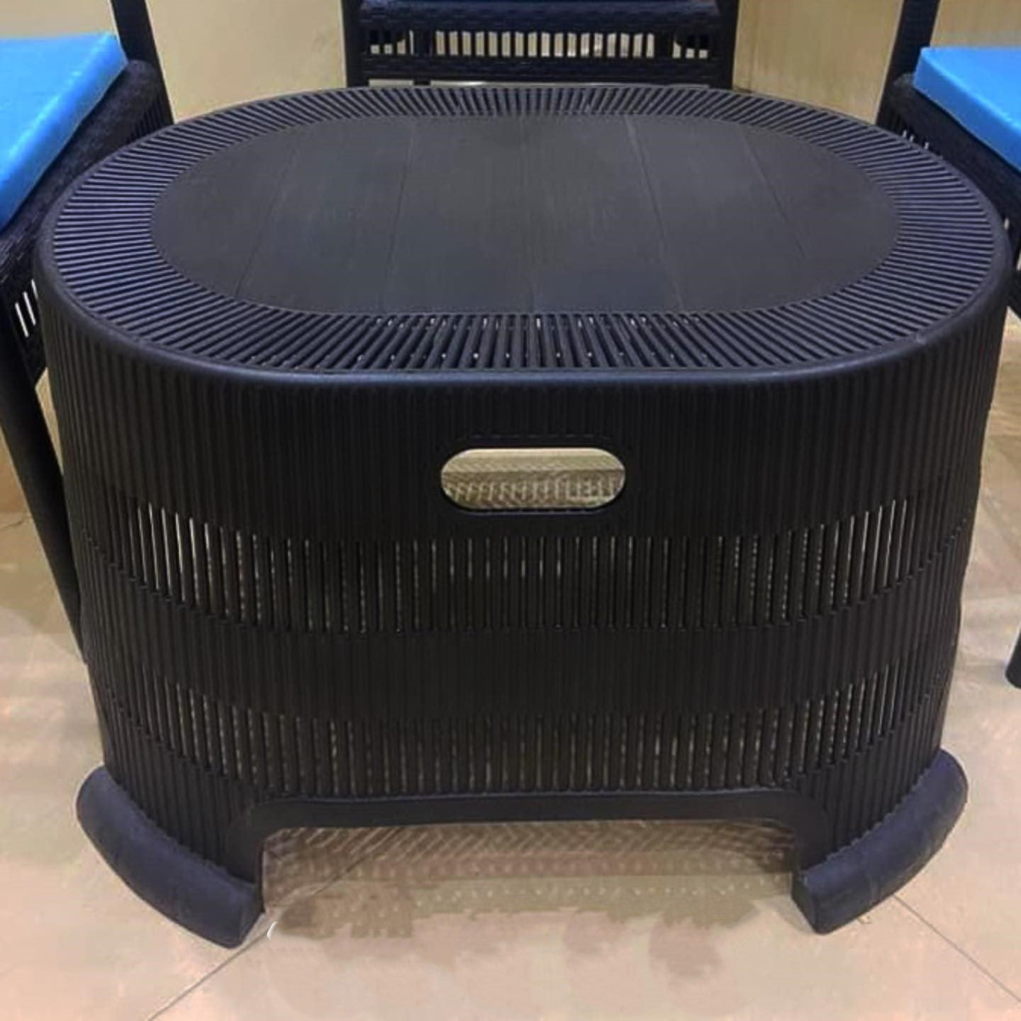 Outdoor set: 4 chairs + table - Plastic - Black