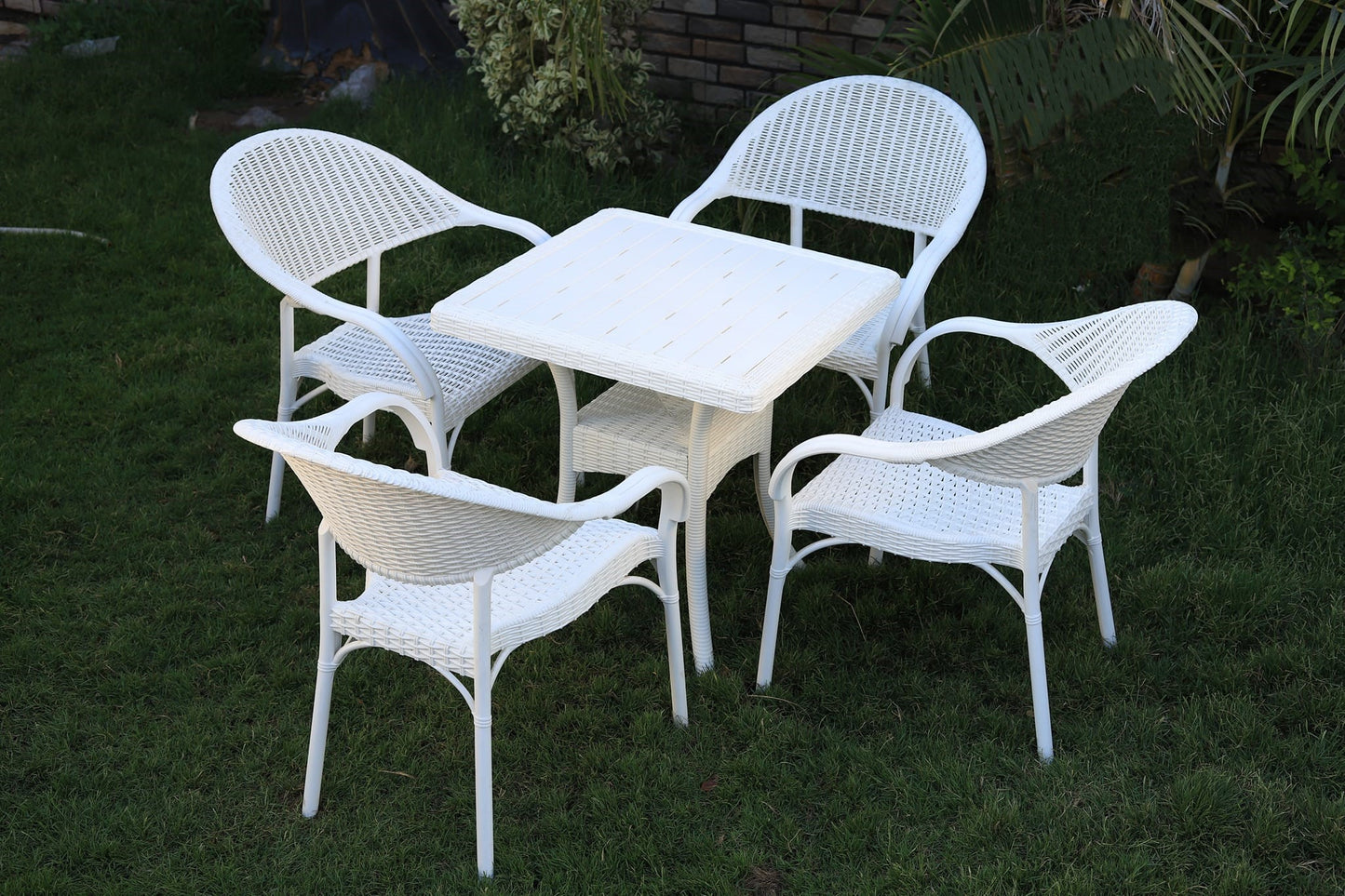 Outdoor set: 4 chairs + table - Plastic - White