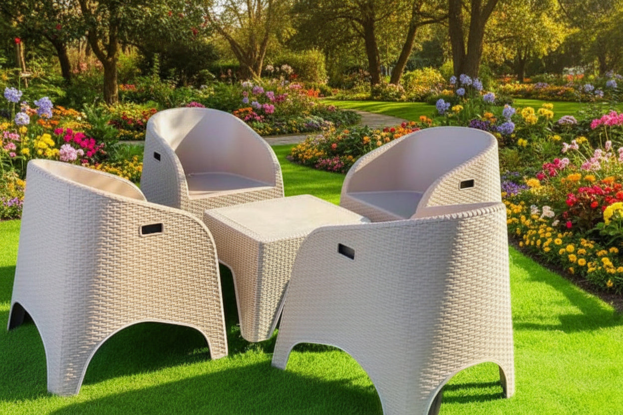 Outdoor set: 4 chairs + table - Plastic - Beige