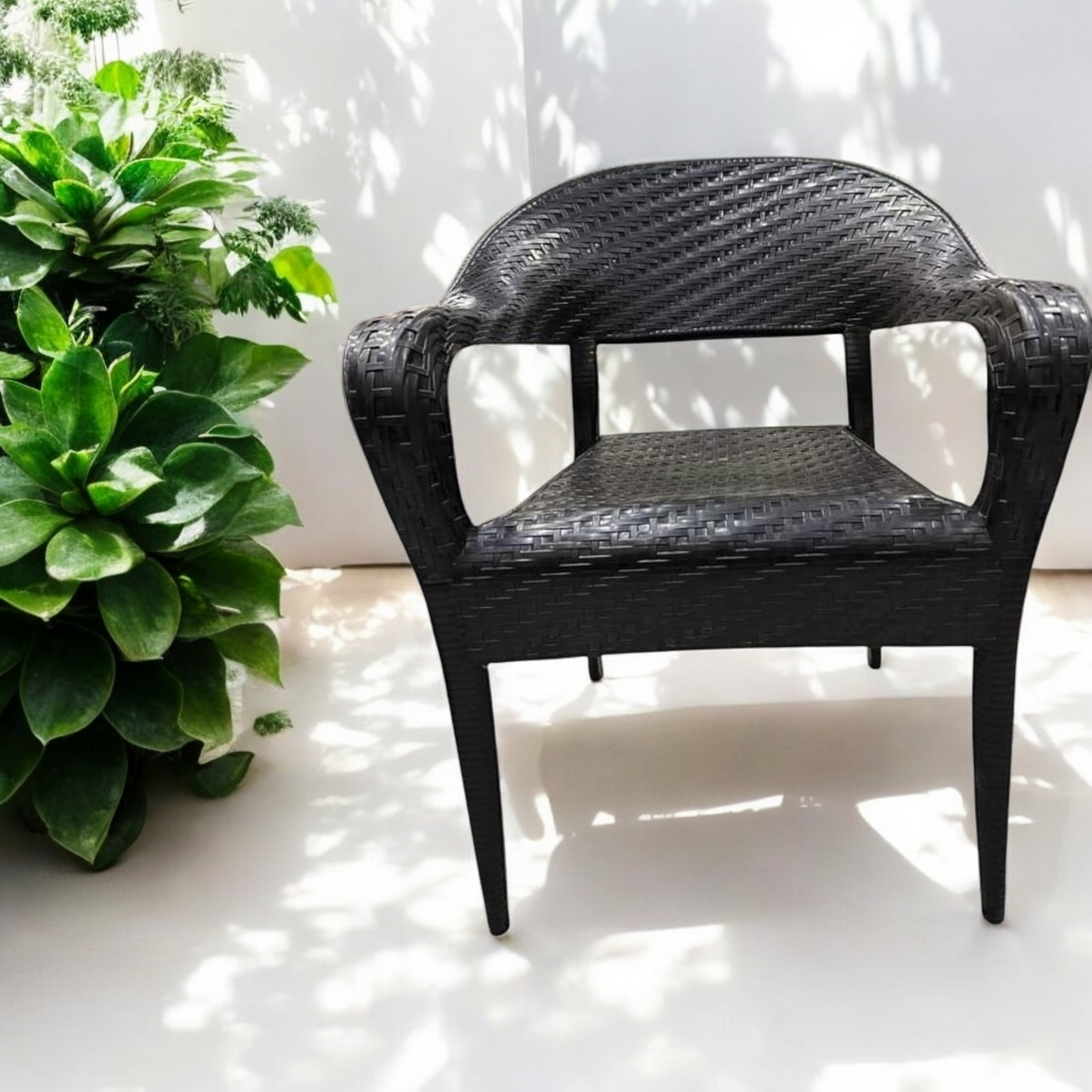 Outdoor set: 4 chairs + table - plastic - Black