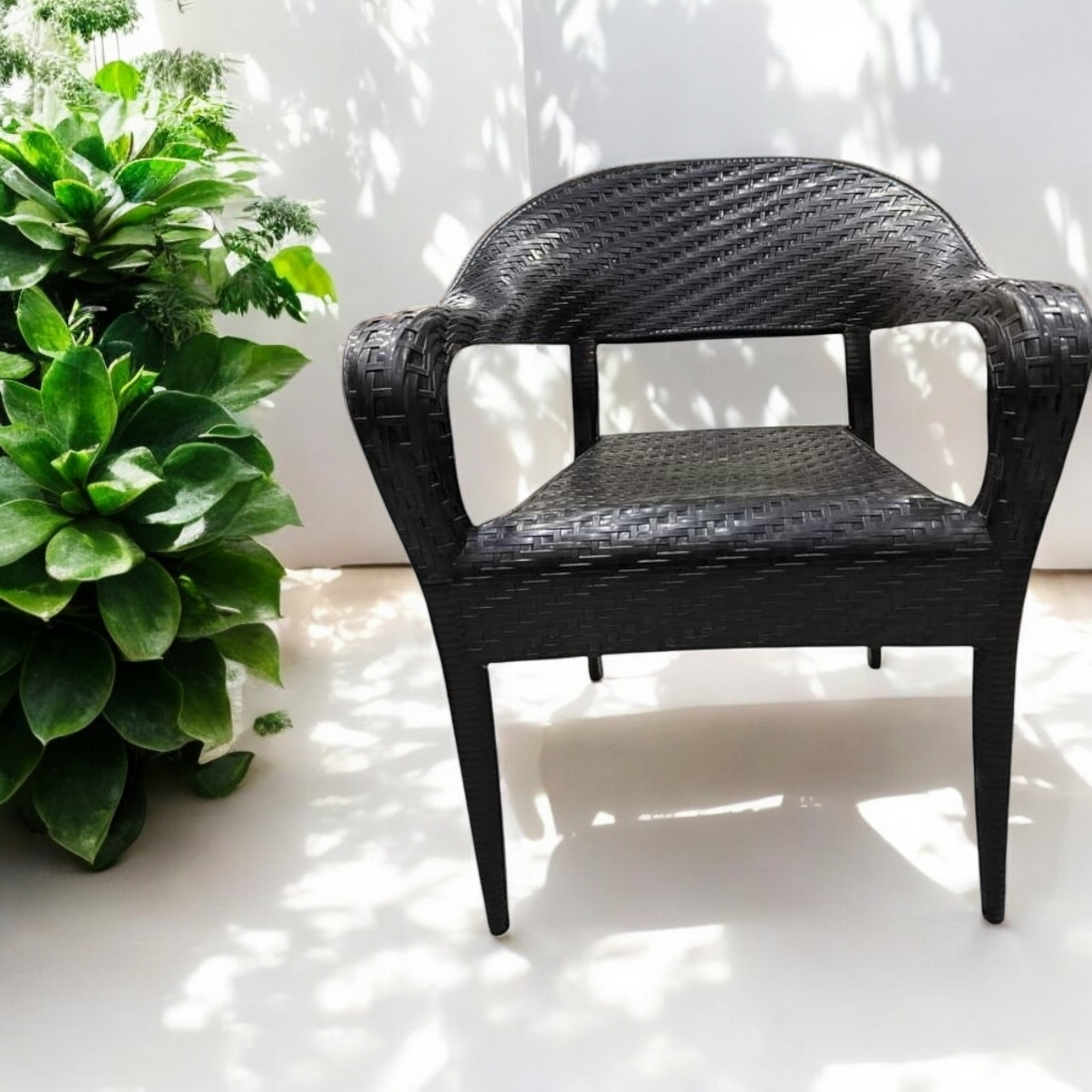 Outdoor set: 4 chairs + table - plastic - Black