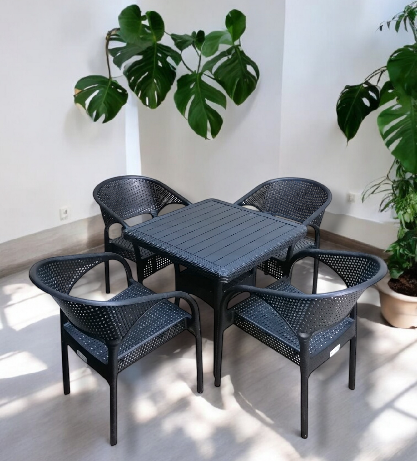 Outdoor set: 4 chairs + table - Plastic - Black